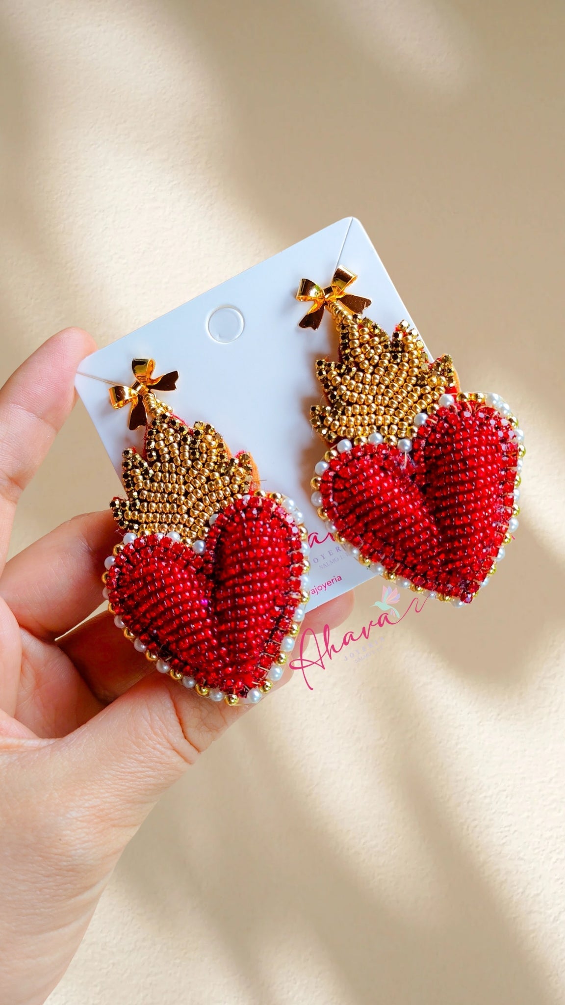 Aretes bordado artesanal corazón con fuego - Ahava joyería artesanal