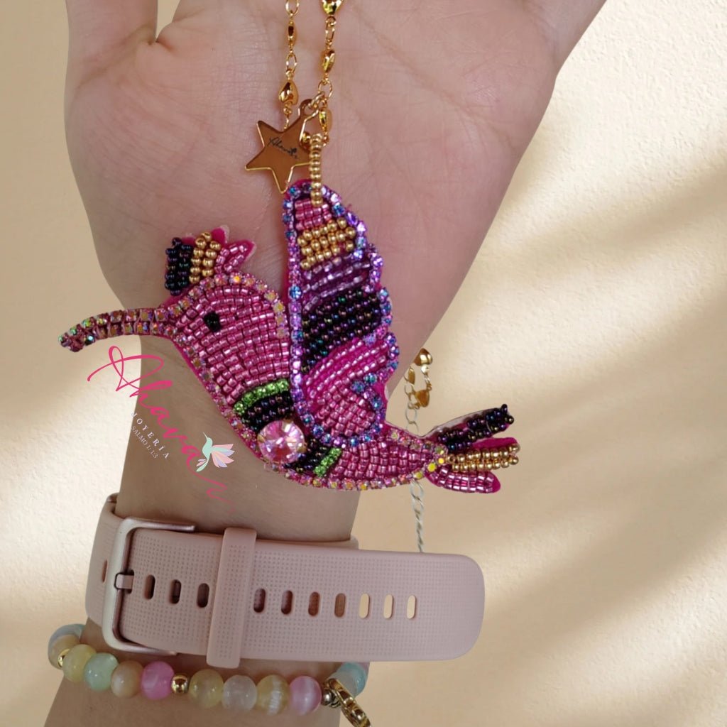 Collar bordado a mano colibrí - Ahava joyería artesanal