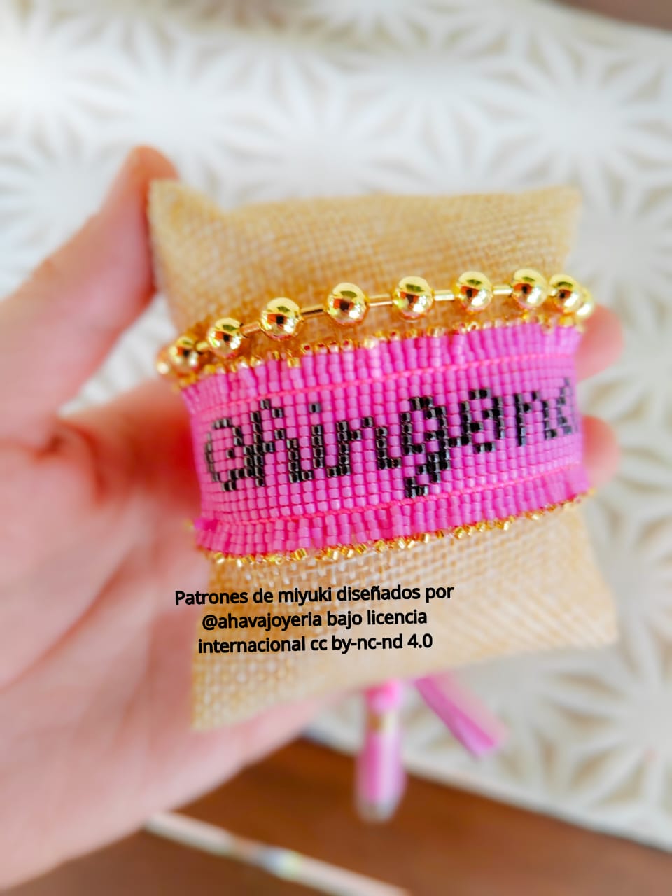 Pulsera artesanal tejida