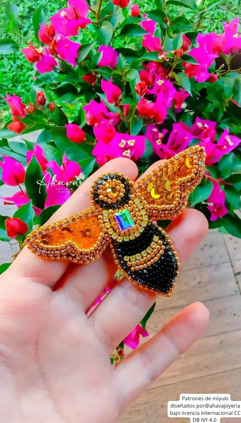 Broches bordados a mano