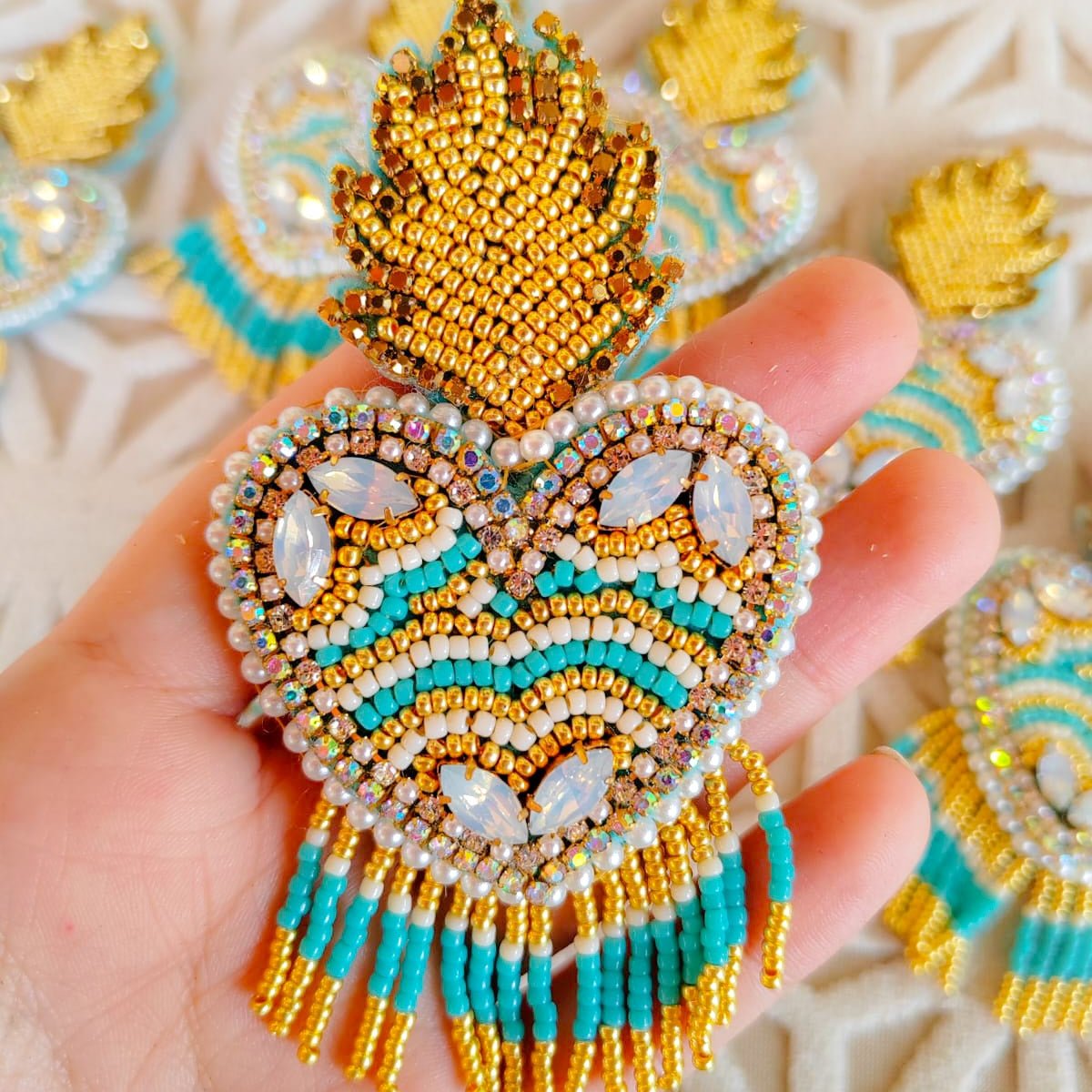 Collar artesanal bordado corazón mexicano - Ahava joyería artesanal