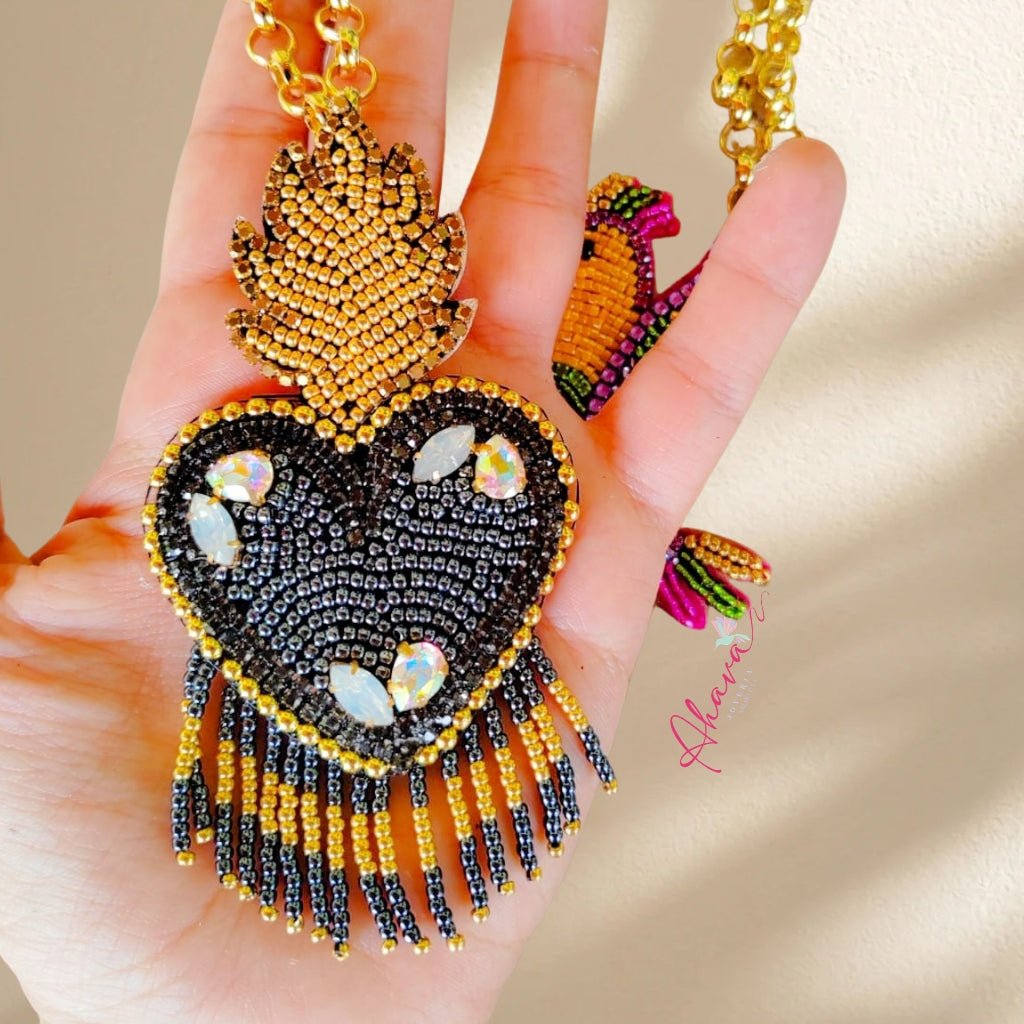 Collar artesanal bordado corazón mexicano - Ahava joyería artesanal