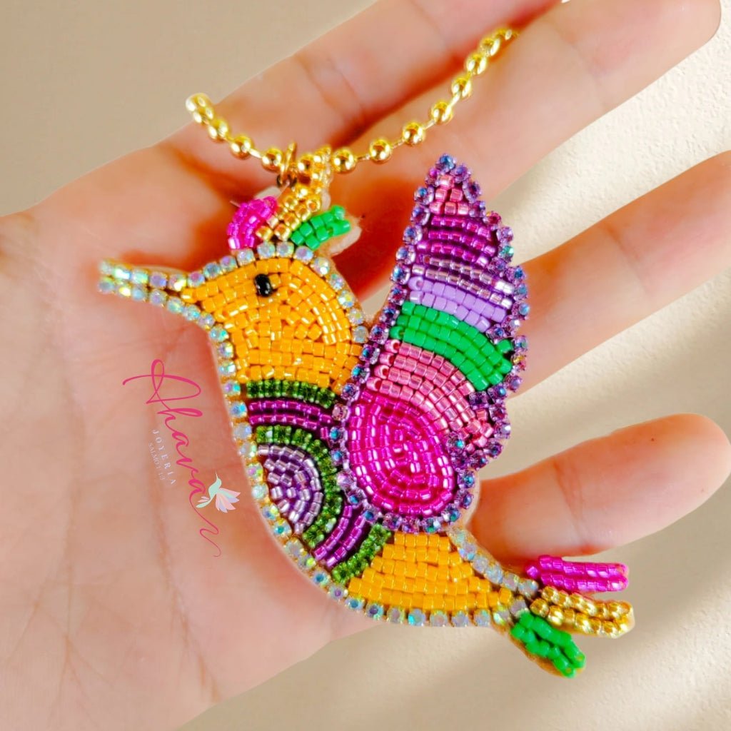 Collar bordado a mano colibrí - Ahava joyería artesanal