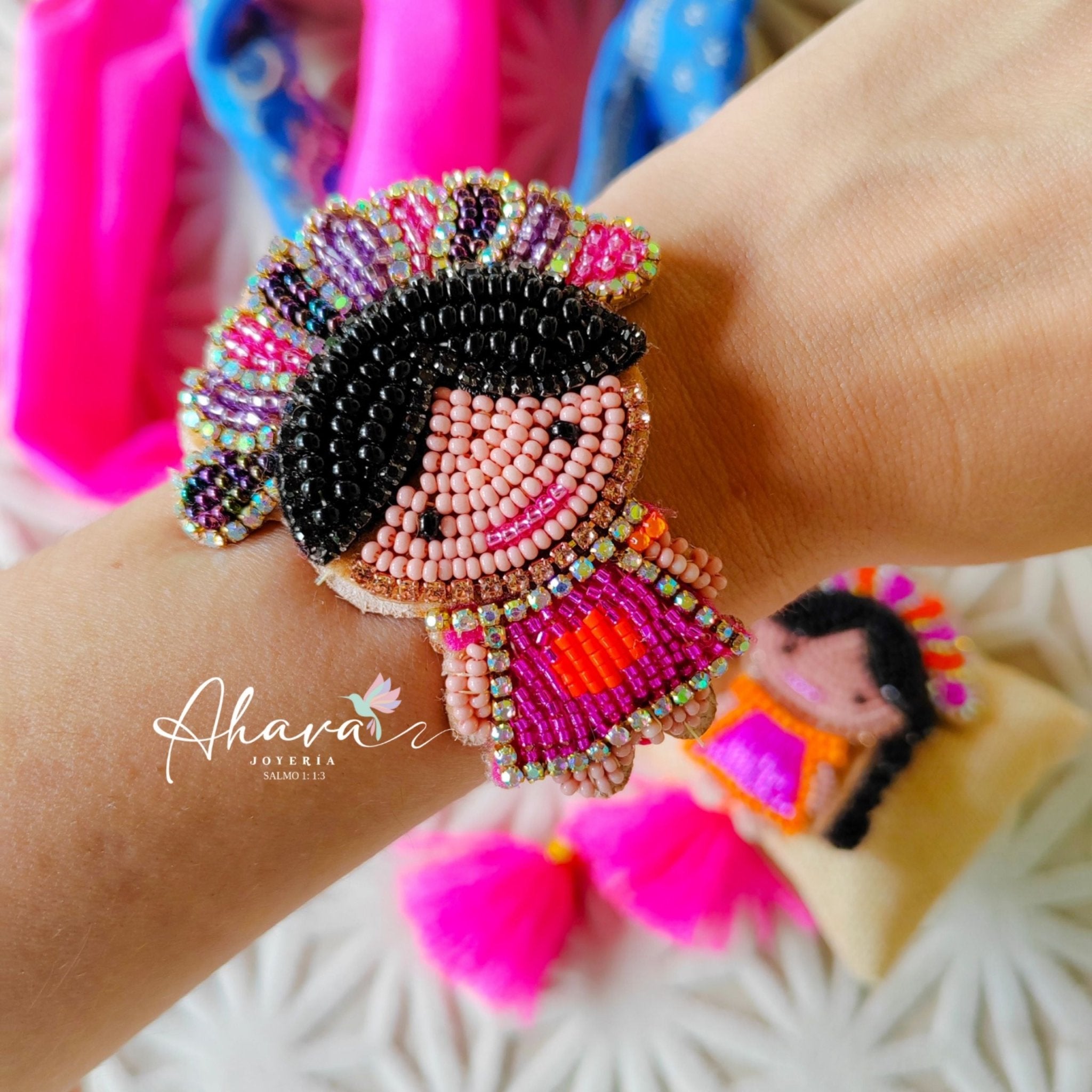 Collar bordado en cuentas y cristal muñeca mexicana lele - Ahava joyería artesanal