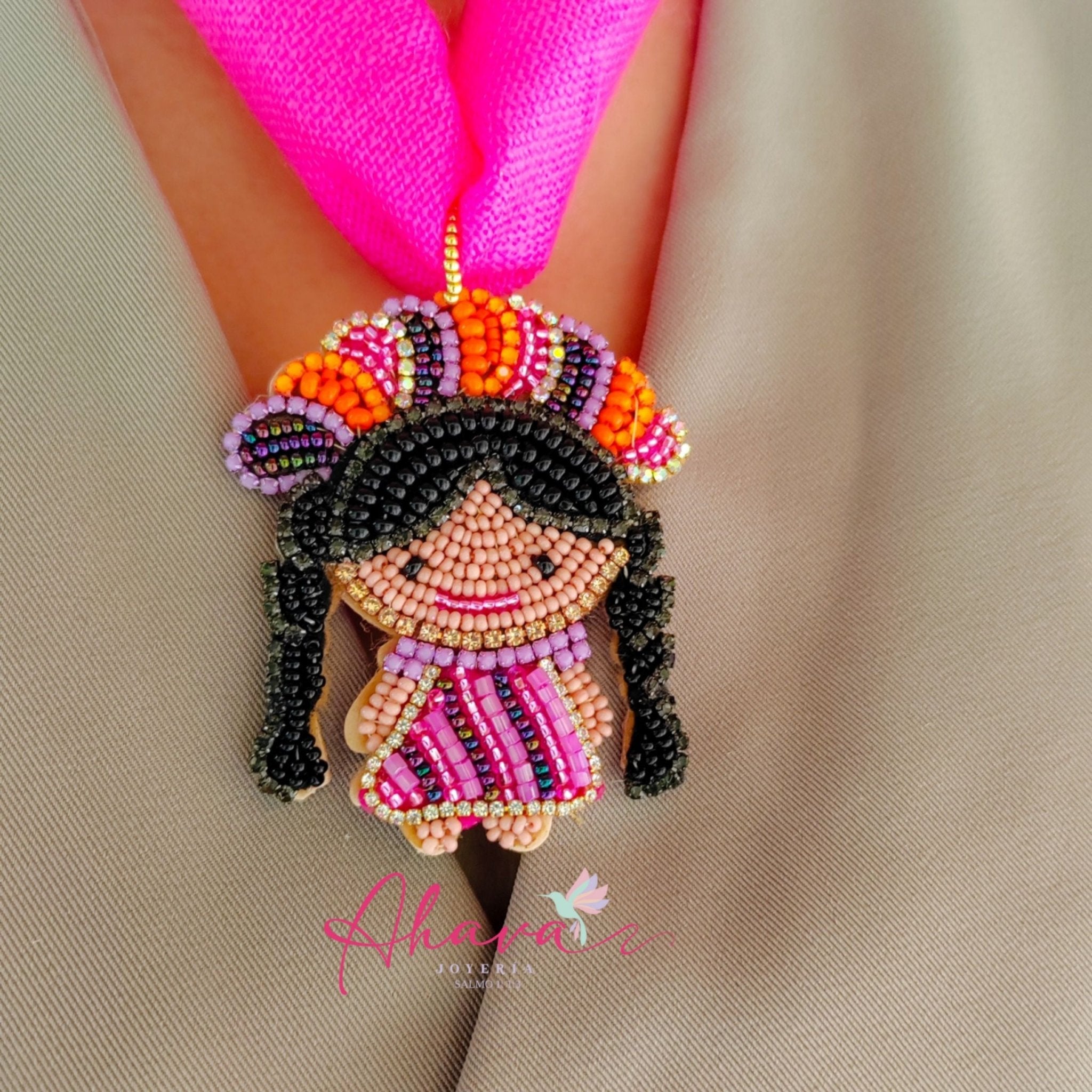 Collar bordado en cuentas y cristal muñeca mexicana lele - Ahava joyería artesanal
