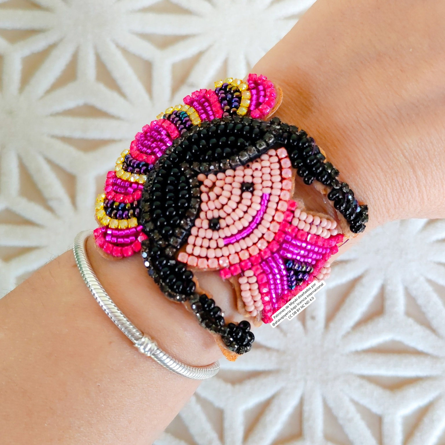 Collar bordado en cuentas y cristal muñeca mexicana lele - Ahava joyería artesanal