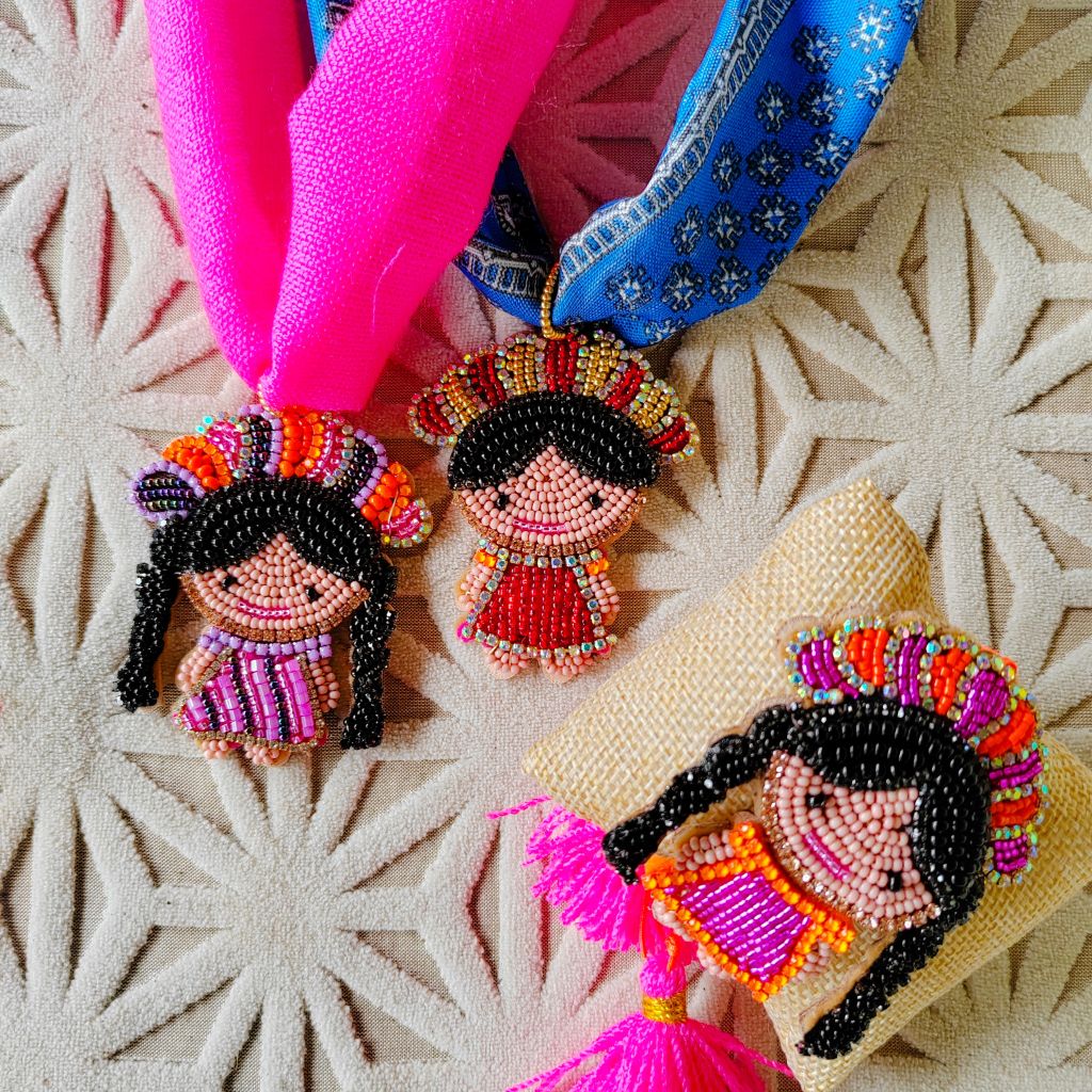 Collar bordado en cuentas y cristal muñeca mexicana lele - Ahava joyería artesanal