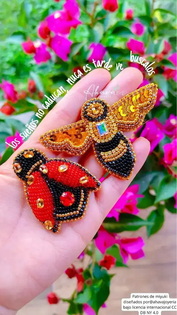 Broches bordados a mano