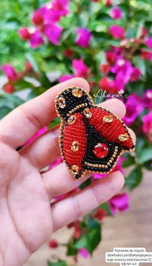 Broches bordados a mano